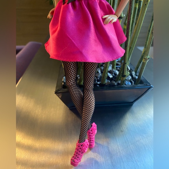 New Barbie Teresa Articulated Doll - Picture 10 of 14